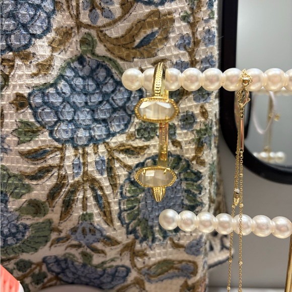 Kendra Scott Accessories - Kendra Scott Gold and White Ellie Hinge Bracelet